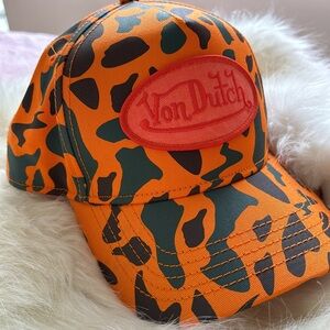 I’m selling this cute hardly worn von Dutch trucker hat.. perfect for everyday!!